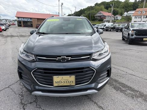 Used 2022 Chevrolet Trax LT w/ Premium Seat Package AWD/4WD image 2
