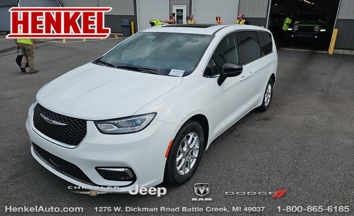 Used 2025 Chrysler Pacifica Select FWD image 1