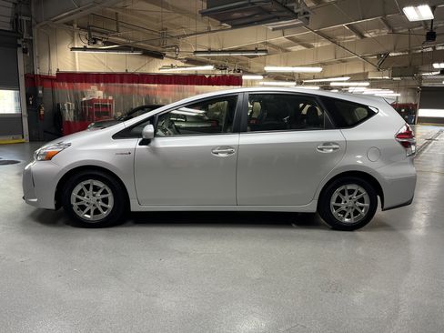 Used 2016 Toyota Prius V Three image 7