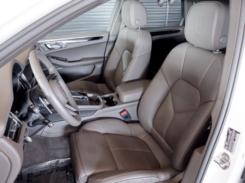 Certified 2025 Porsche Macan image 5