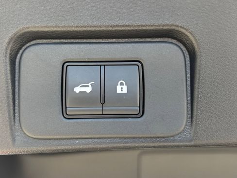 Used 2025 Nissan Rogue SV image 29