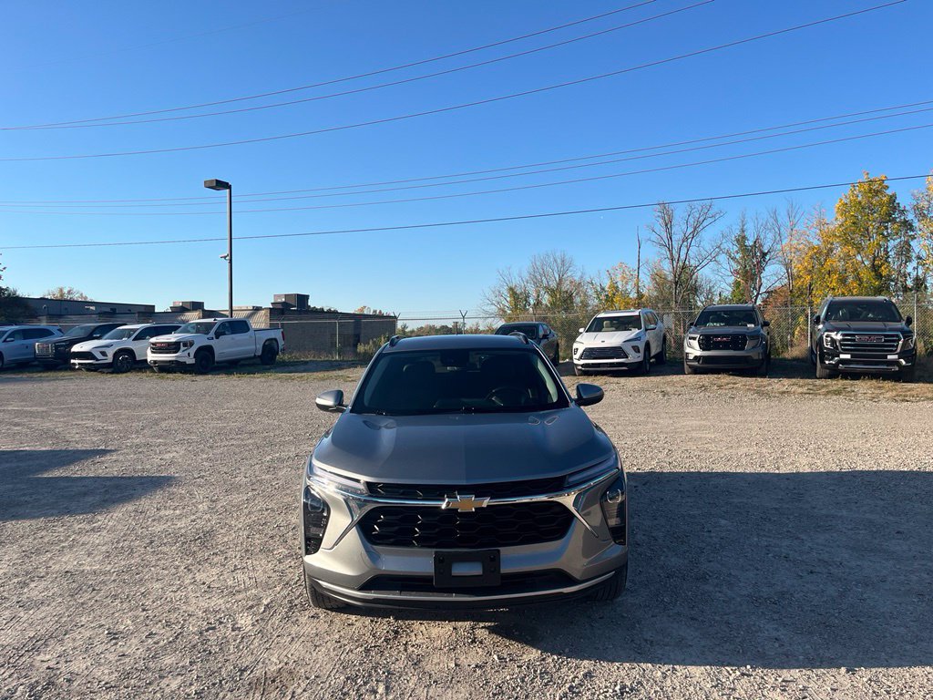 Used 2025 Chevrolet Trax LT w/ LT Convenience Package FWD image 3