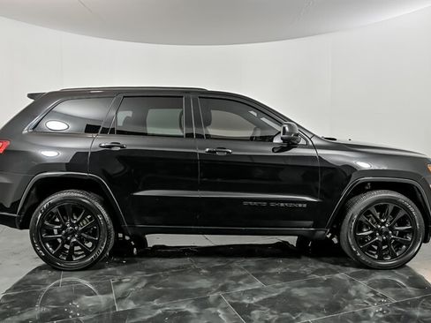 Used 2019 Jeep Grand Cherokee Altitude AWD/4WD image 10