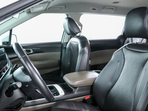 Used 2025 Kia Carnival FWD image 23