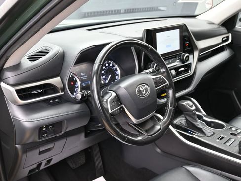 Used 2023 Toyota Highlander XLE AWD/4WD image 19