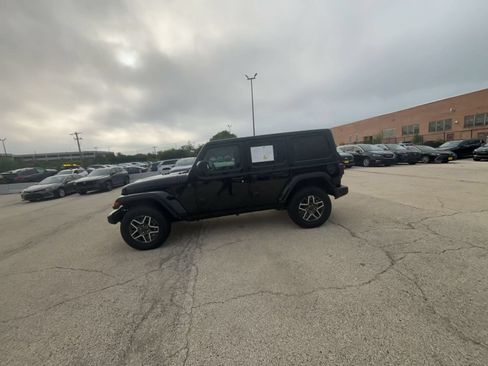 Used 2025 Jeep Wrangler Unlimited Sahara AWD/4WD image 7