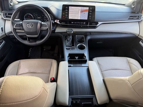 Used 2023 Toyota Sienna Limited image 10