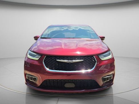 Used 2023 Chrysler Pacifica Touring-L FWD image 3