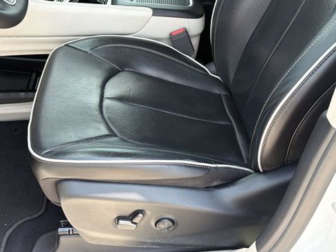 Used 2023 Chrysler Pacifica Limited FWD image 14