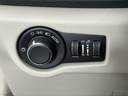 Used 2023 Chrysler Voyager LX FWD image 22