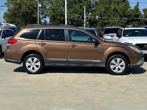 Used 2011 Subaru Outback 2.5i Limited AWD/4WD image 2
