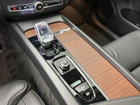 Certified 2023 Volvo XC60 B5 Ultimate w/ Climate Package image 19