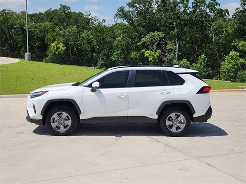 Used 2023 Toyota RAV4 XLE image 5