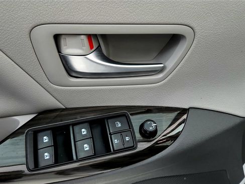 Used 2018 Toyota Sienna XLE image 24