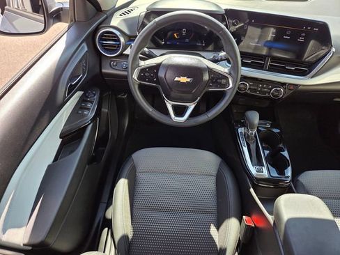 Used 2025 Chevrolet Trax LT w/ Driver Confidence Package image 12