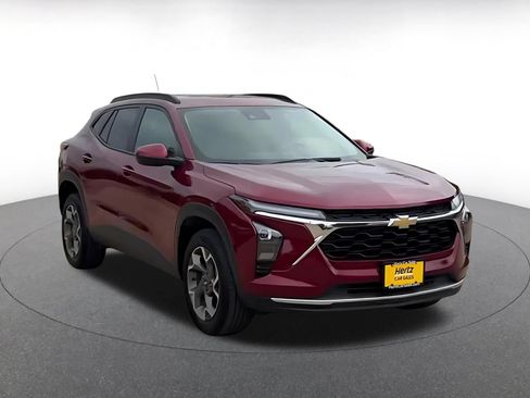 Used 2025 Chevrolet Trax LT FWD image 3