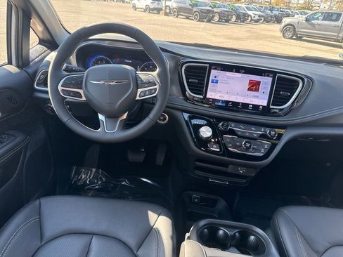 New 2026 Chrysler Pacifica Select image 6