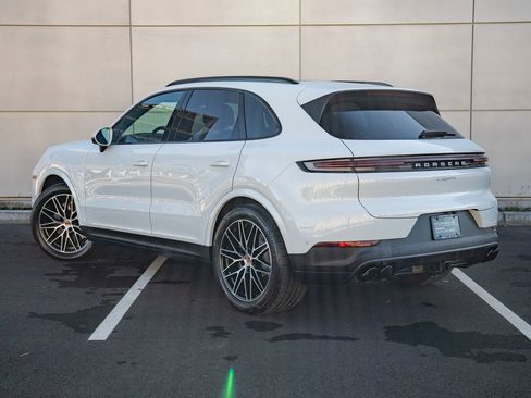 Used 2025 Porsche Cayenne image 3