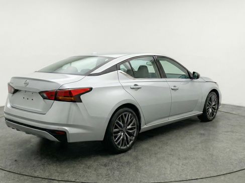 Used 2025 Nissan Altima 2.5 SV image 9