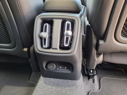 Certified 2025 Volvo XC40 B5 Core AWD/4WD image 17