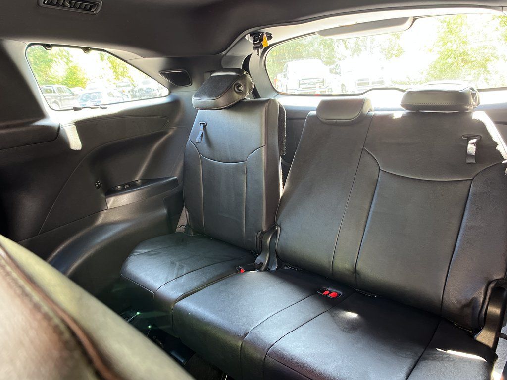 Used 2025 Toyota Sienna Platinum AWD/4WD image 23