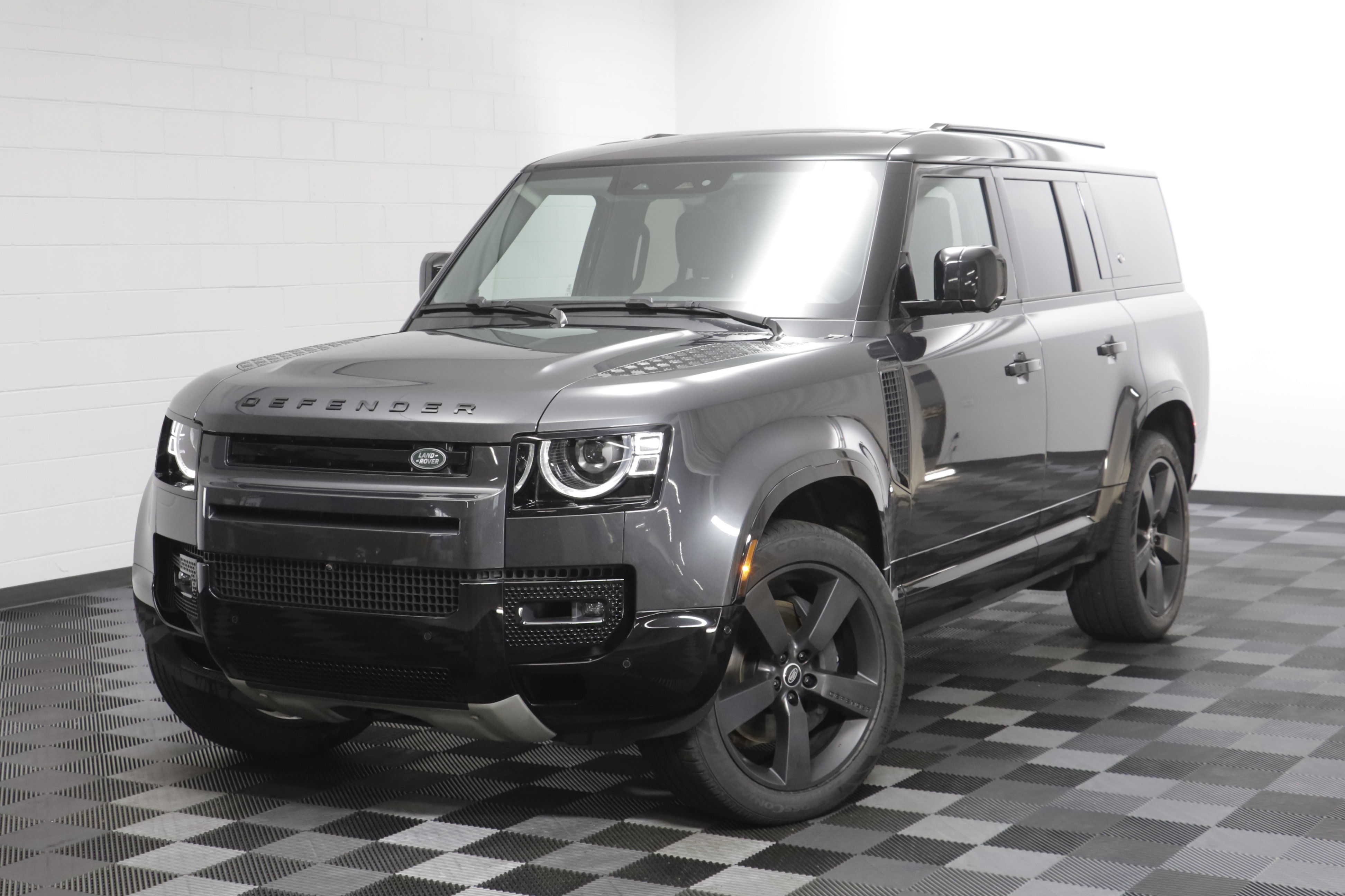 Used 2024 Land Rover Defender 130 X-Dynamic SE AWD/4WD image 1