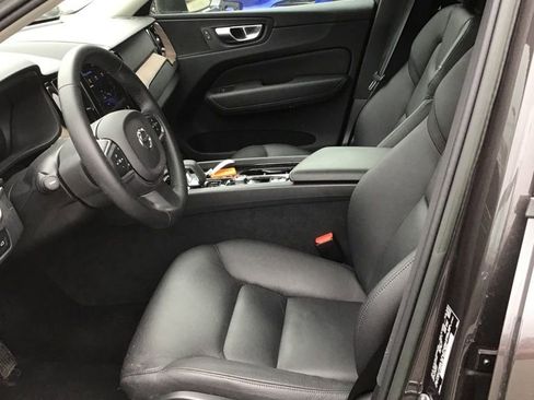 Used 2022 Volvo XC60 B5 Momentum w/ Climate Package image 8