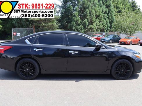 Used 2016 Nissan Altima 2.5 SR w/ Interior Lighting Package FWD image 9