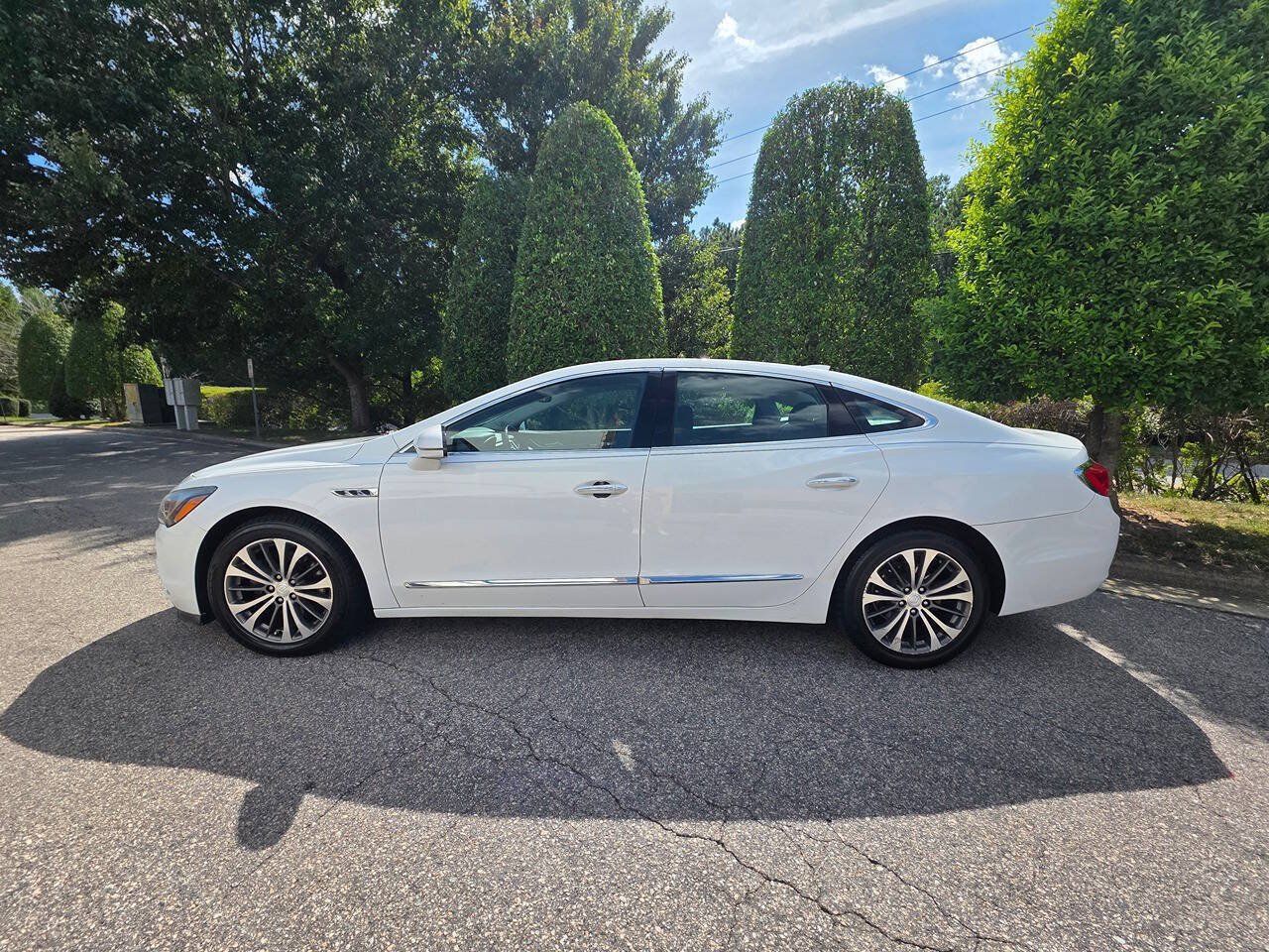 Used 2018 Buick LaCrosse Essence FWD image 2