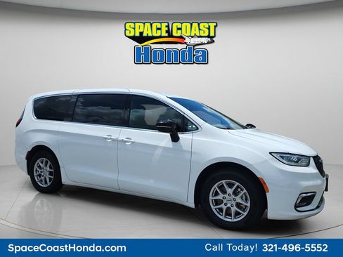 Used 2025 Chrysler Pacifica Select FWD image 12