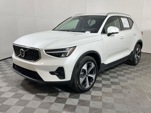 Certified 2025 Volvo XC40 B5 Plus image 6