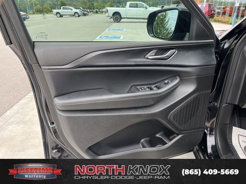 Used 2024 Jeep Grand Cherokee Altitude image 5