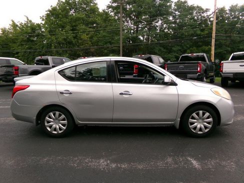 Used 2014 Nissan Versa SV FWD image 10