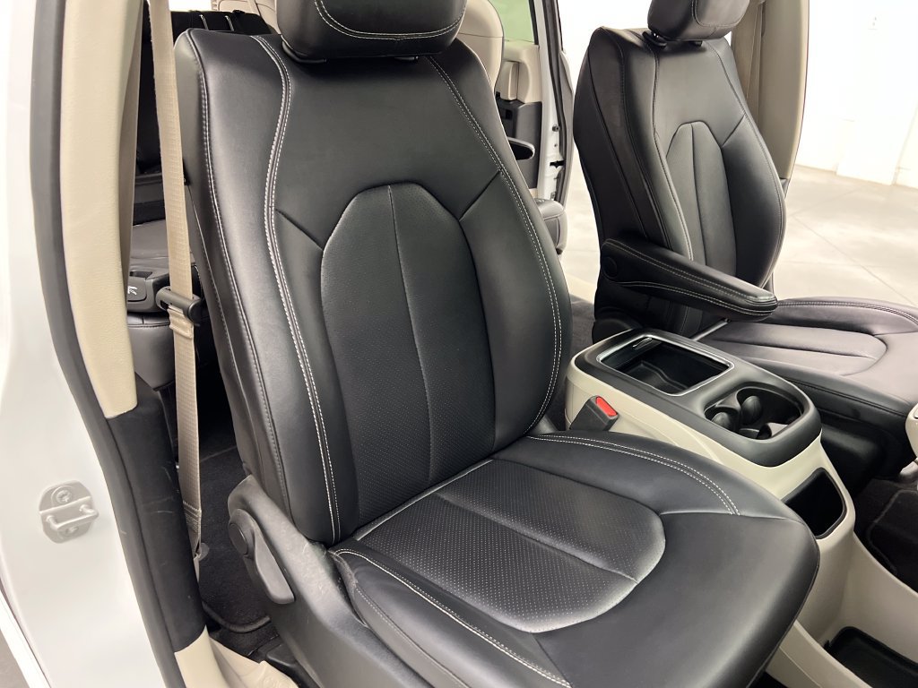 Used 2024 Chrysler Pacifica Touring-L FWD image 35