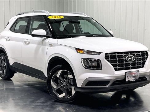 Used 2025 Hyundai Venue SEL FWD image 3