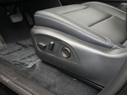 Used 2025 Chevrolet Traverse LT w/ Midnight/Sport Edition image 12