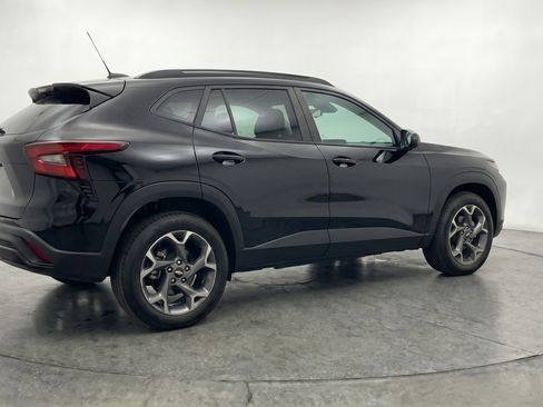 Used 2025 Chevrolet Trax LT FWD image 9