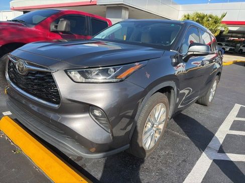 Used 2020 Toyota Highlander Limited image 2