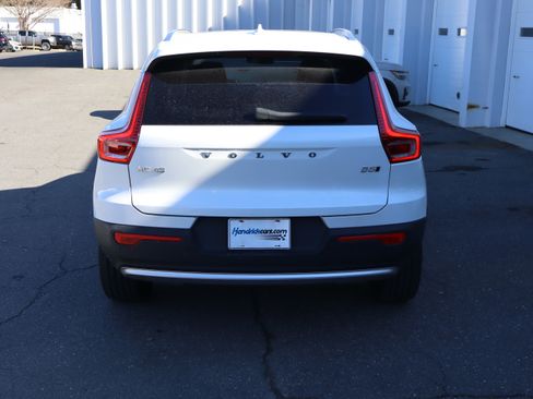 Used 2025 Volvo XC40 B5 Core image 9