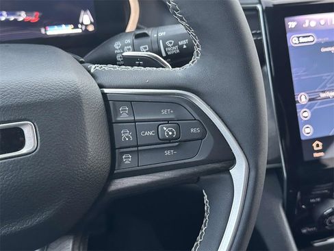 Used 2023 Jeep Grand Cherokee Limited image 23