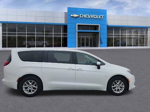 Used 2023 Chrysler Voyager LX image 6