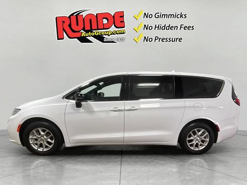 Used 2025 Chrysler Pacifica Select FWD image 3