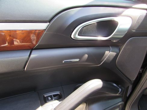 Used 2012 Porsche Cayenne Turbo AWD/4WD image 23
