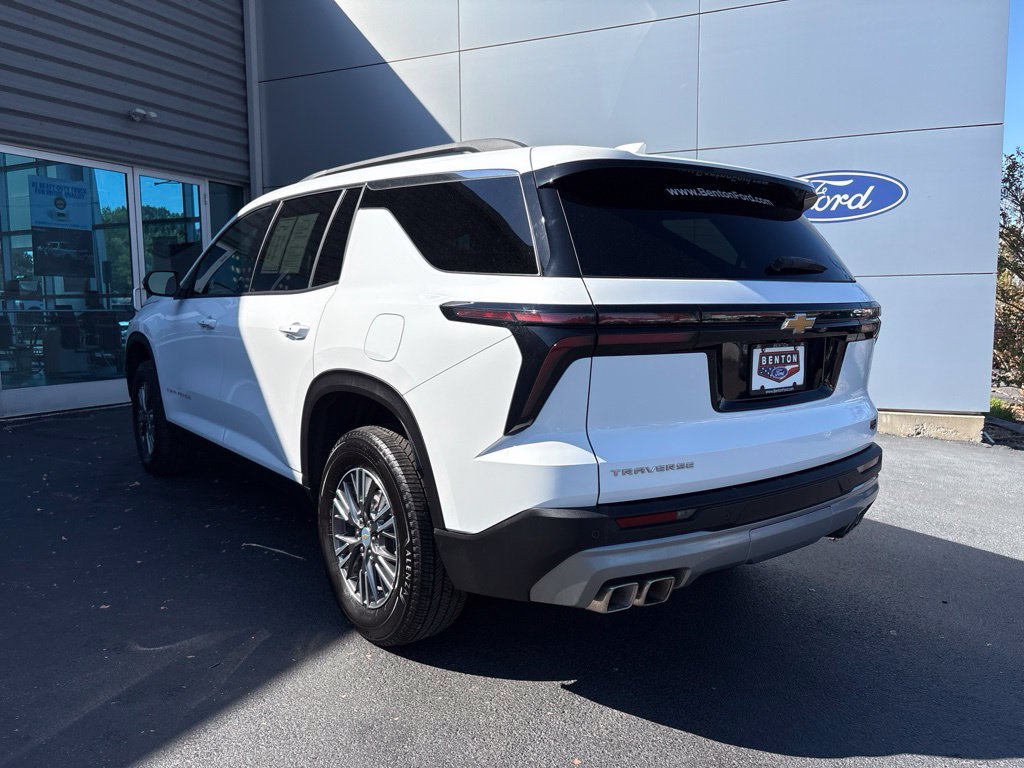 Used 2026 Chevrolet Traverse LT FWD image 4