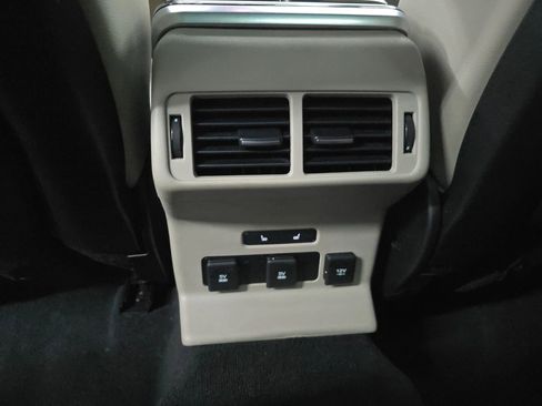 Used 2018 Land Rover Range Rover Velar R-Dynamic SE image 32