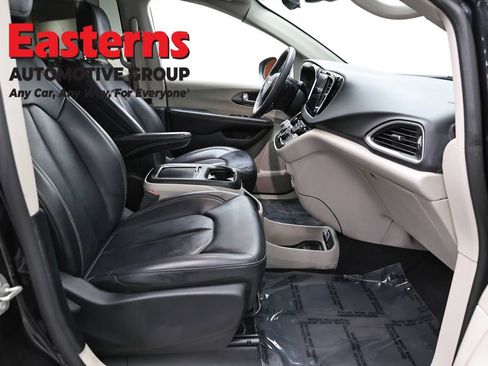 Used 2023 Chrysler Pacifica Touring-L FWD image 25