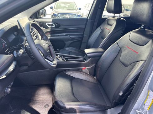 Used 2025 Jeep Compass Trailhawk AWD/4WD image 25