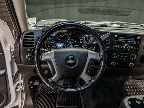 Used 2009 Chevrolet Silverado 2500 LT w/ Interior Plus Package RWD image 13