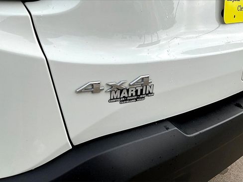 Used 2023 Jeep Renegade Latitude w/ Premium Group image 8