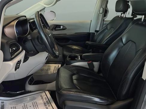 Used 2017 Chrysler Pacifica Touring-L FWD image 7